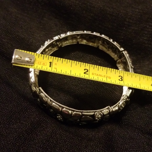 Silver-tone texture stretch bracelet - Picture 4 of 8